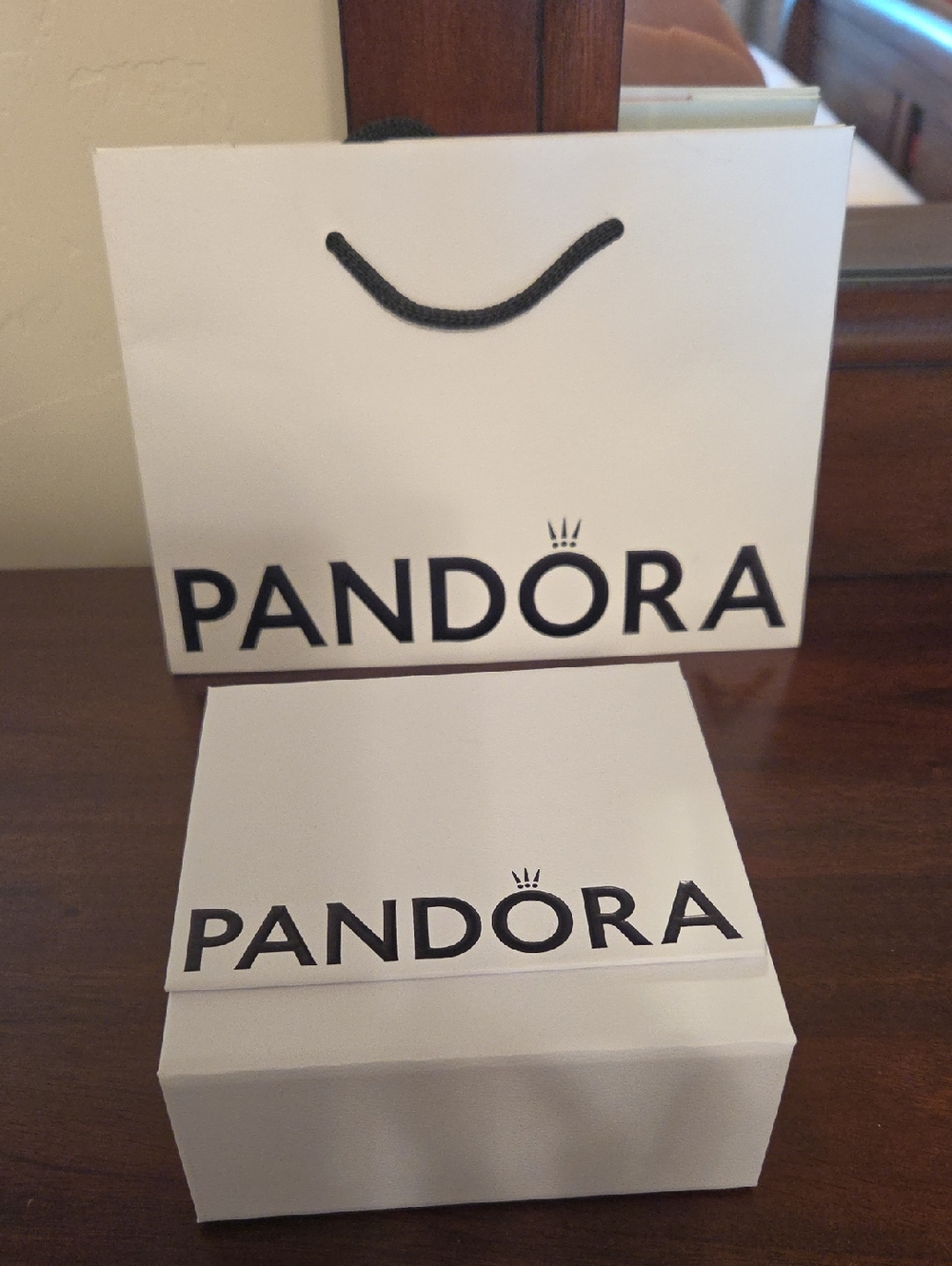Pandora White and Black Gift Set